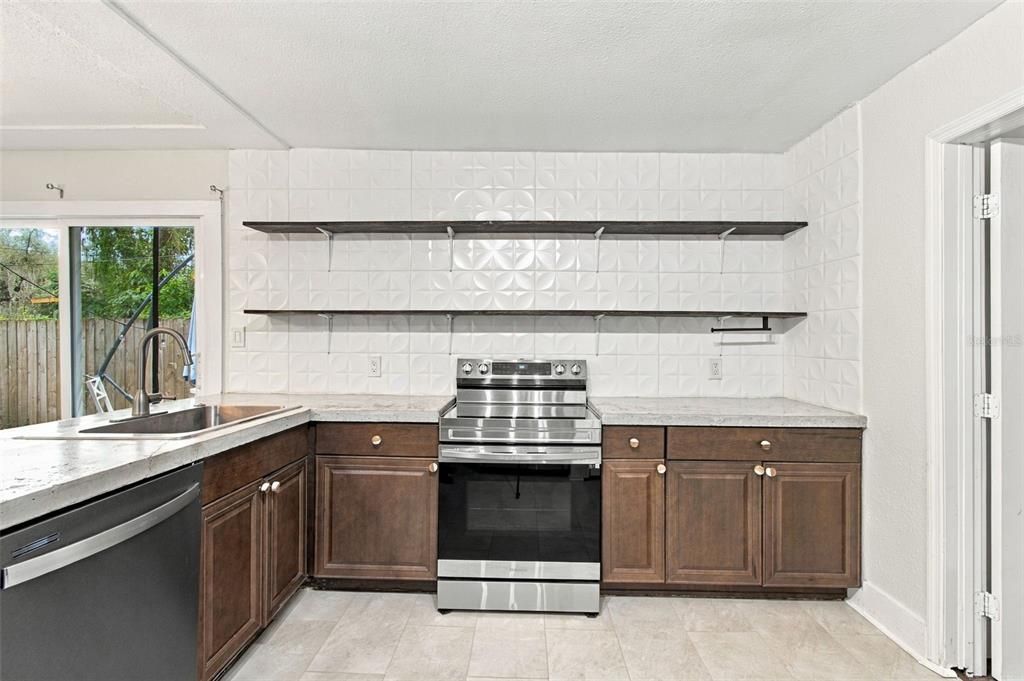 For Sale: $315,000 (3 beds, 2 baths, 984 Square Feet)