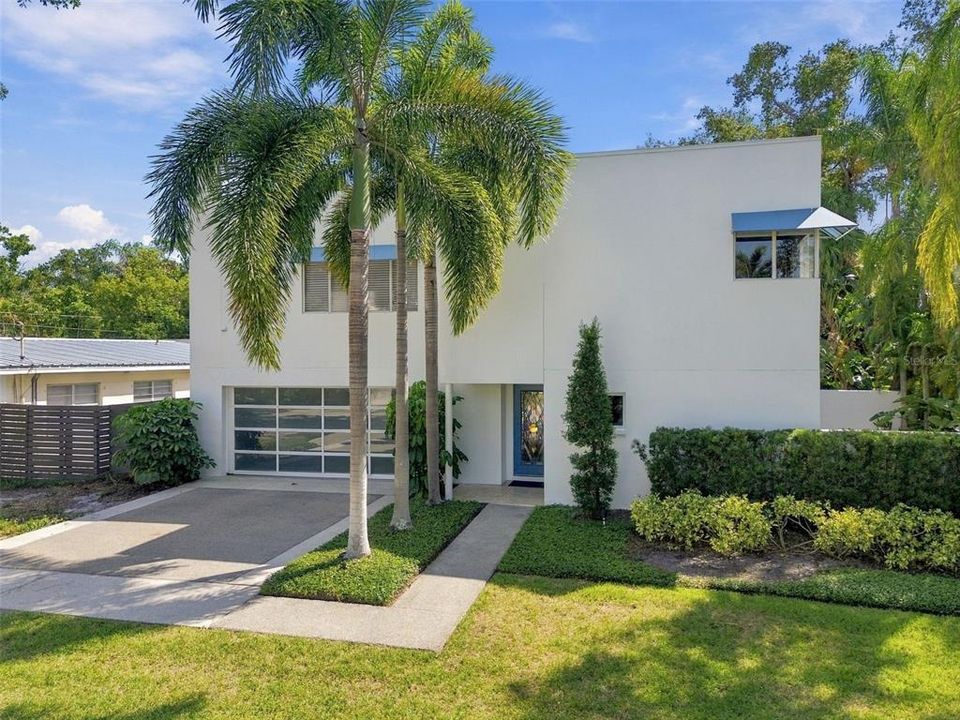 Active With Contract: $924,500 (3 beds, 3 baths, 2074 Square Feet)
