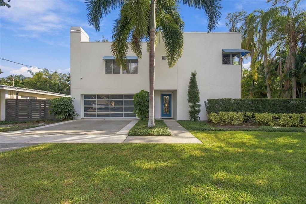 Active With Contract: $924,500 (3 beds, 3 baths, 2074 Square Feet)