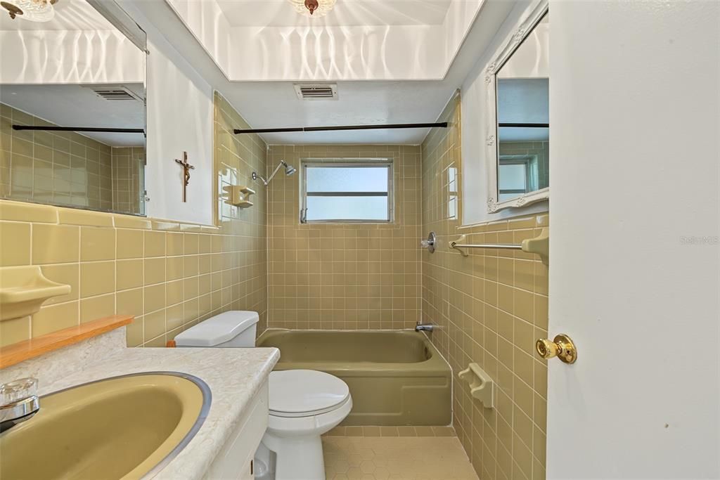 На продажу: $195,000 (2 спален, 1 ванн, 1014 Квадратных фут)