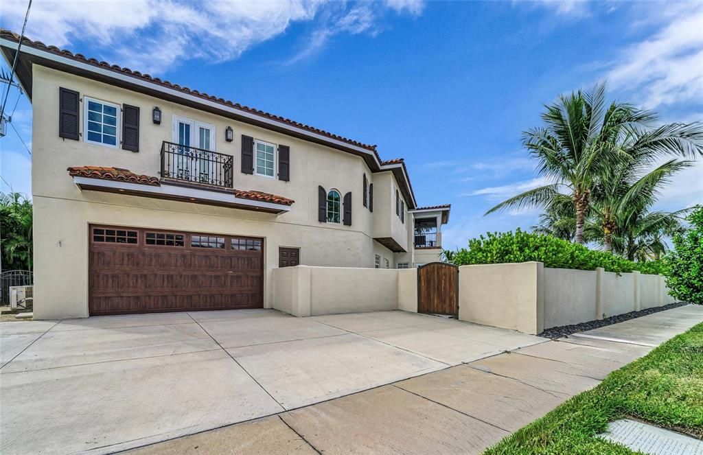 For Sale: $2,695,000 (5 beds, 5 baths, 3977 Square Feet)