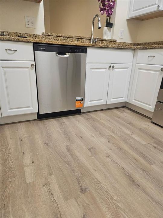 For Sale: $250,000 (2 beds, 1 baths, 855 Square Feet)