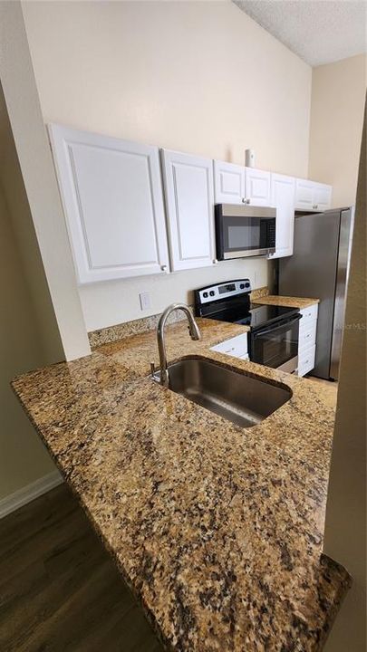 For Sale: $250,000 (2 beds, 1 baths, 855 Square Feet)