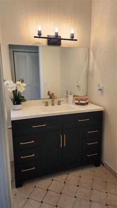 For Sale: $250,000 (2 beds, 1 baths, 855 Square Feet)
