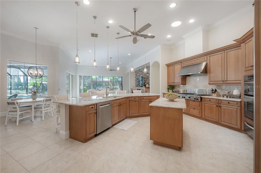 En Venta: $1,295,000 (5 camas, 5 baños, 4922 Pies cuadrados)