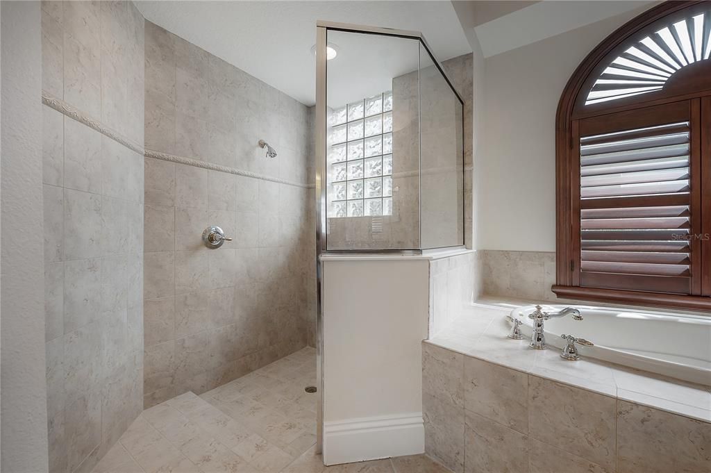 En Venta: $1,295,000 (5 camas, 5 baños, 4922 Pies cuadrados)