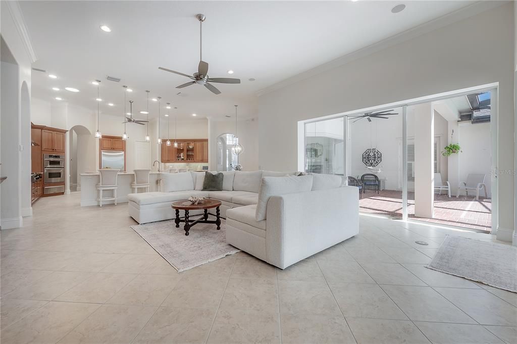 En Venta: $1,295,000 (5 camas, 5 baños, 4922 Pies cuadrados)