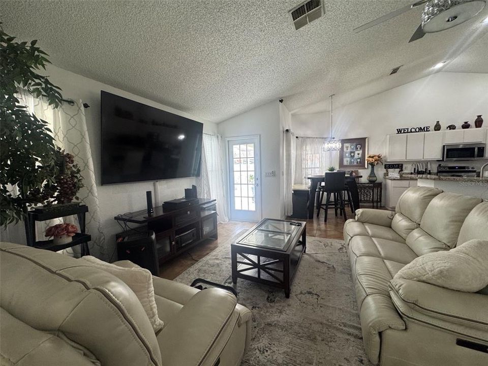 For Sale: $300,000 (3 beds, 2 baths, 1676 Square Feet)