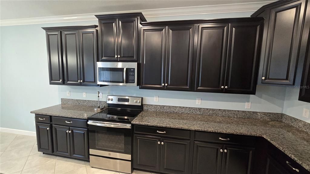 For Sale: $405,000 (4 beds, 3 baths, 2555 Square Feet)