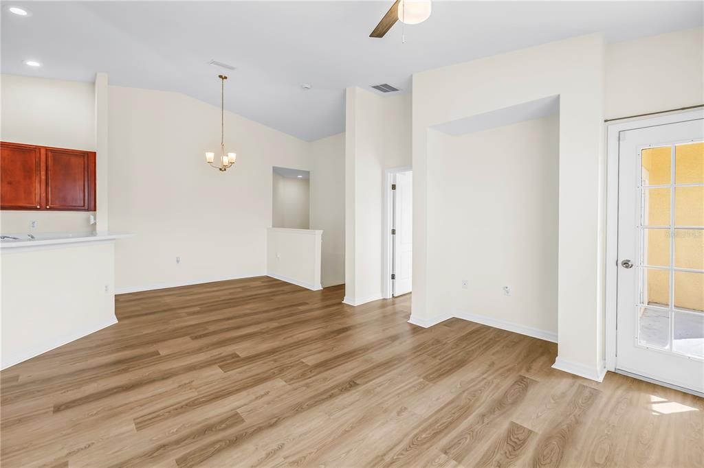 For Sale: $215,000 (2 beds, 2 baths, 1018 Square Feet)