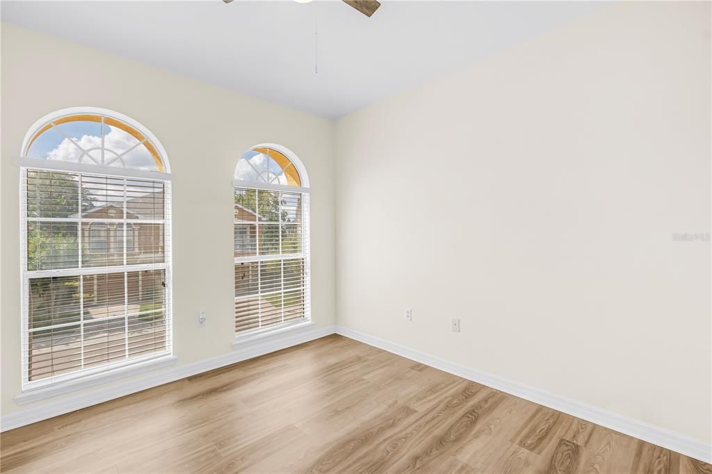 For Sale: $215,000 (2 beds, 2 baths, 1018 Square Feet)