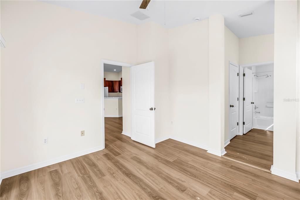 For Sale: $215,000 (2 beds, 2 baths, 1018 Square Feet)