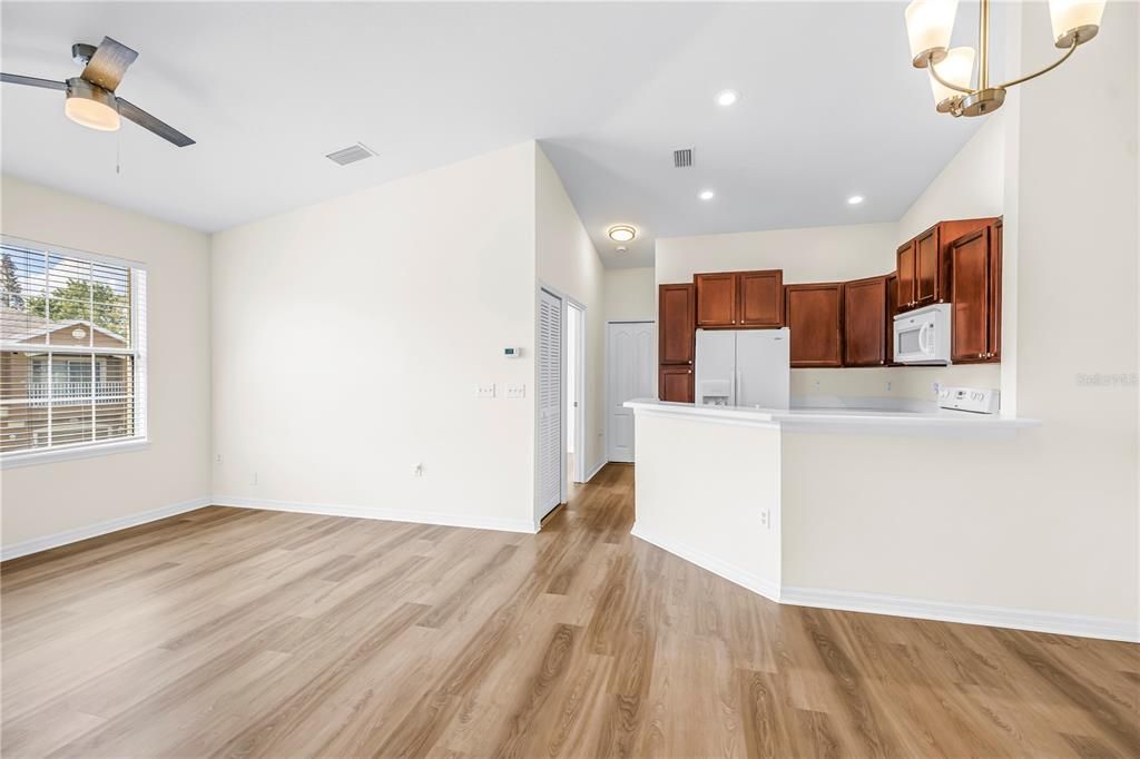 For Sale: $215,000 (2 beds, 2 baths, 1018 Square Feet)