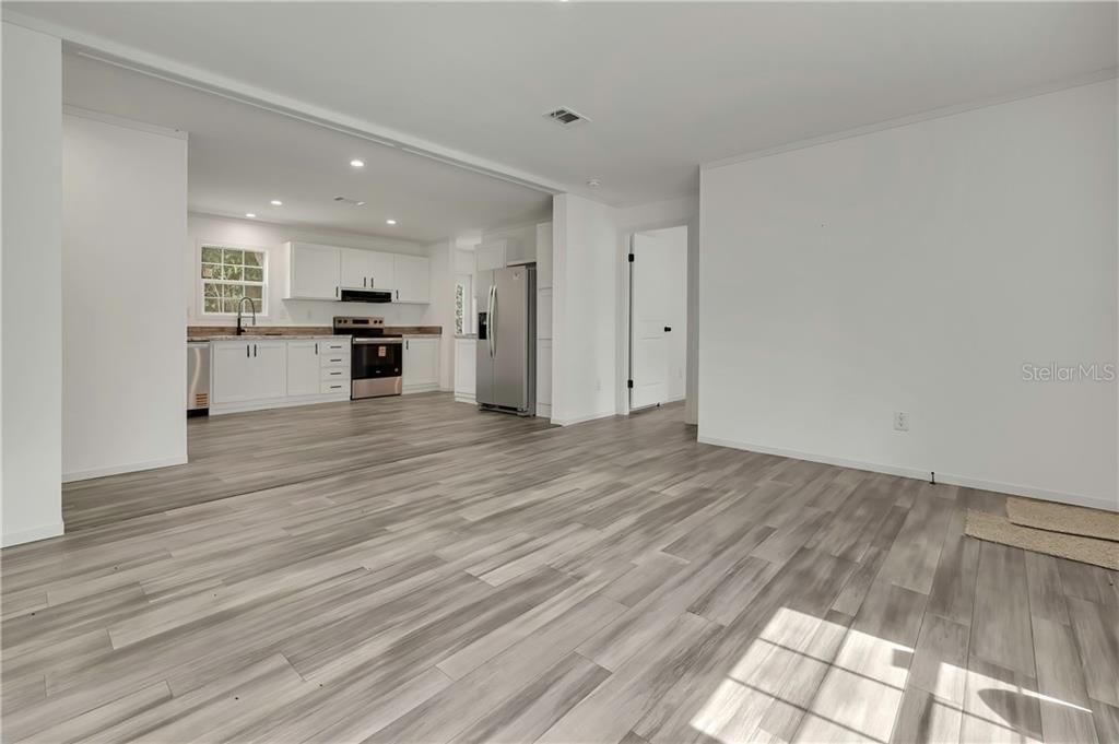 For Sale: $204,900 (3 beds, 2 baths, 1100 Square Feet)