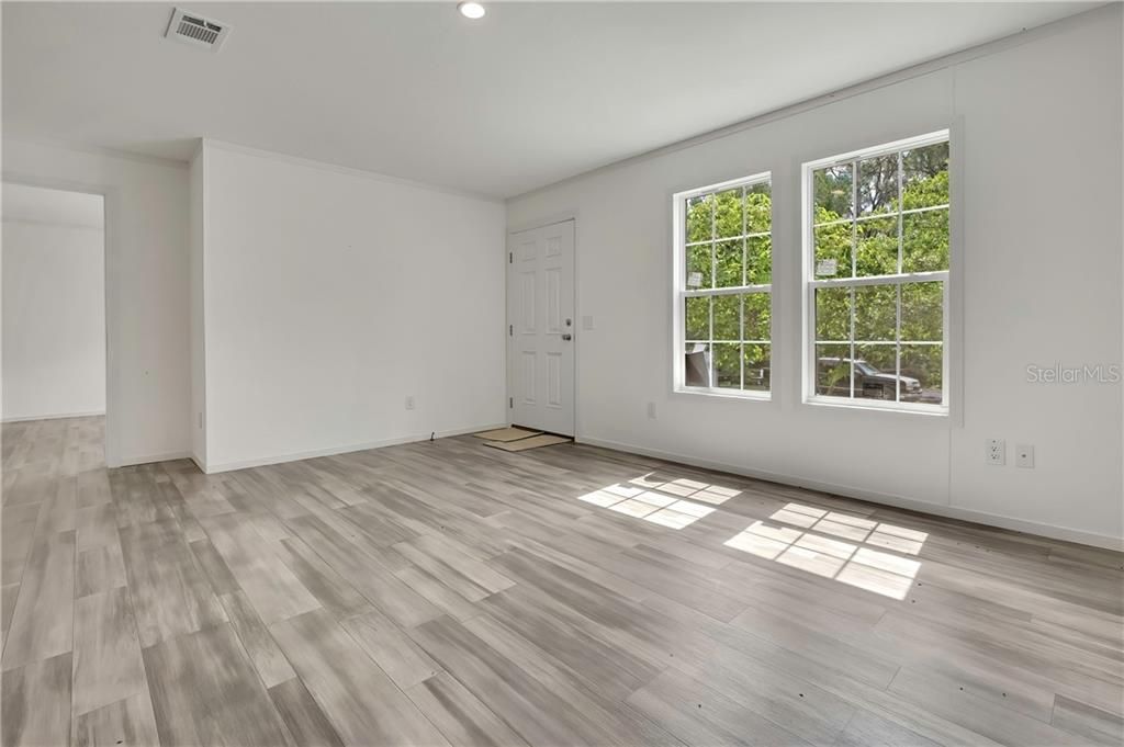 For Sale: $204,900 (3 beds, 2 baths, 1100 Square Feet)