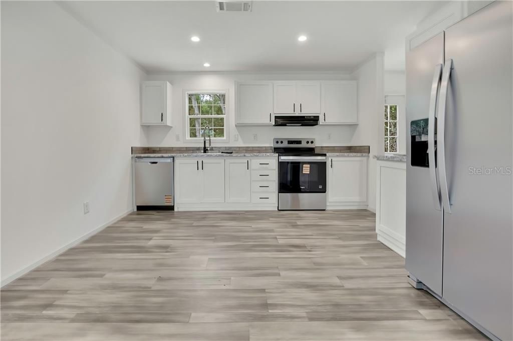 For Sale: $204,900 (3 beds, 2 baths, 1100 Square Feet)