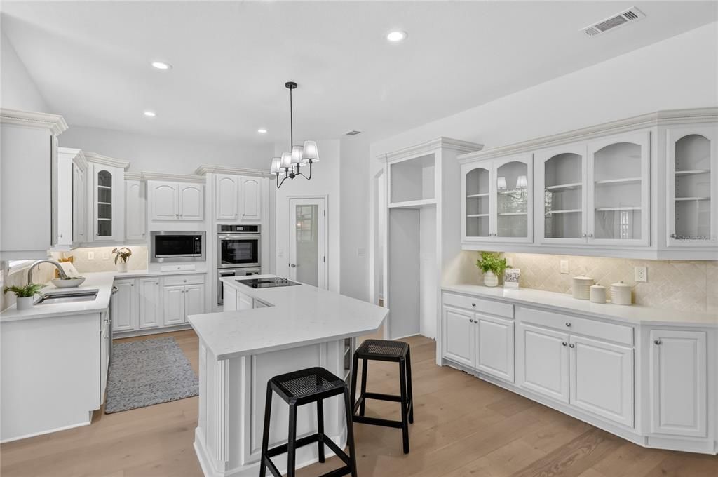 Activo con contrato: $929,000 (4 camas, 3 baños, 4274 Pies cuadrados)