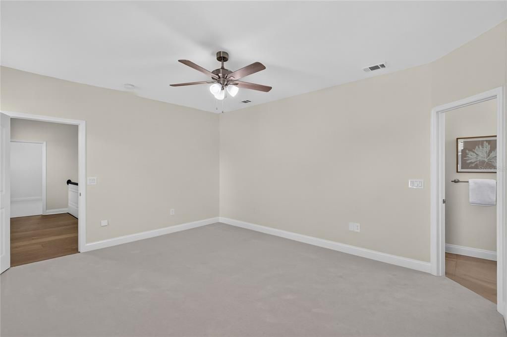 Activo con contrato: $929,000 (4 camas, 3 baños, 4274 Pies cuadrados)