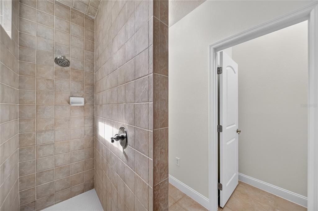 Activo con contrato: $929,000 (4 camas, 3 baños, 4274 Pies cuadrados)