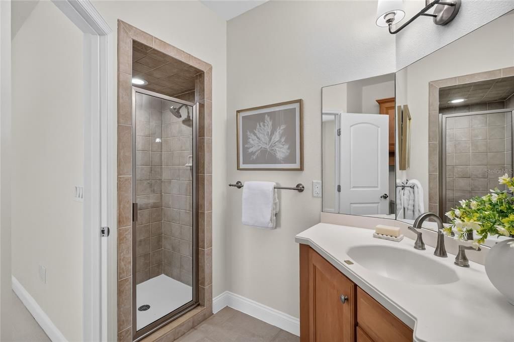 Activo con contrato: $929,000 (4 camas, 3 baños, 4274 Pies cuadrados)