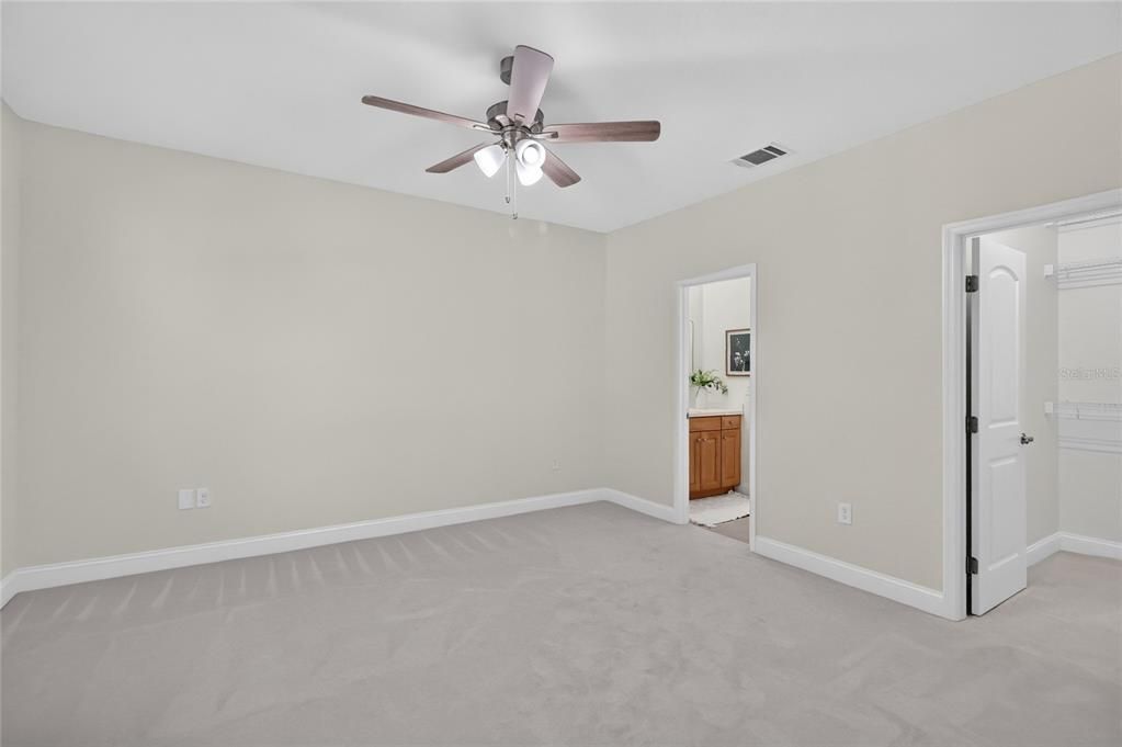 Activo con contrato: $929,000 (4 camas, 3 baños, 4274 Pies cuadrados)