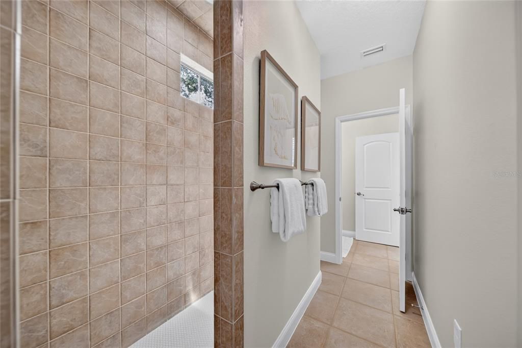 Activo con contrato: $929,000 (4 camas, 3 baños, 4274 Pies cuadrados)