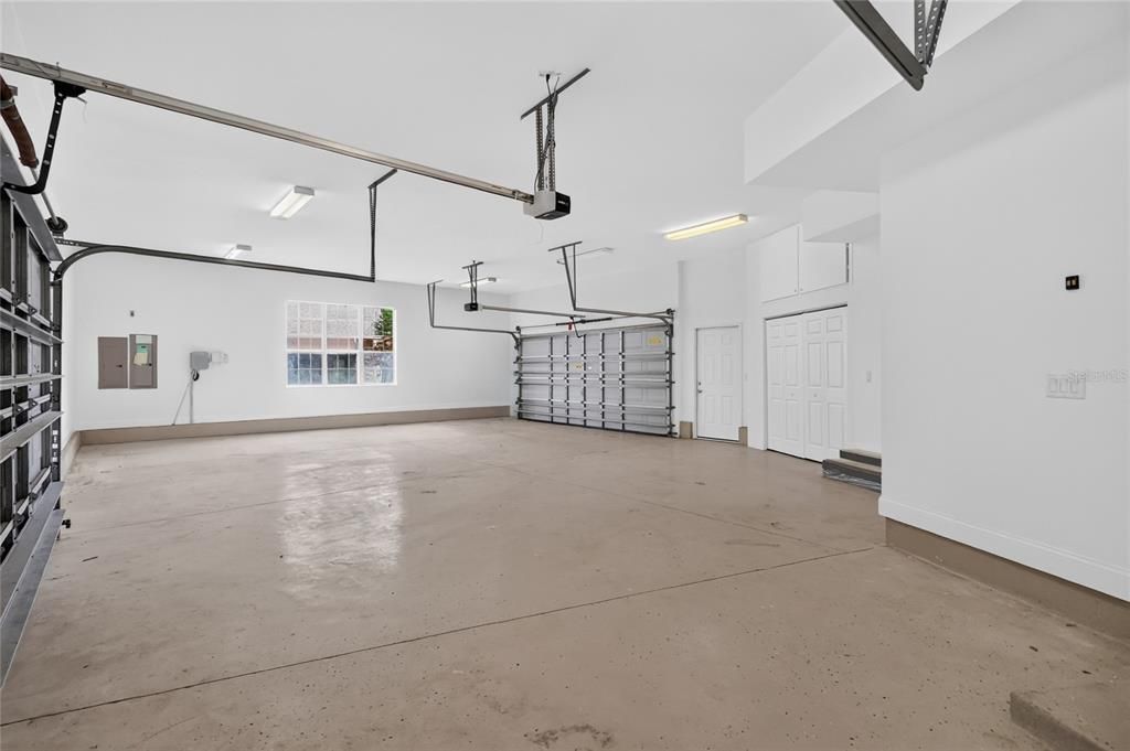 Activo con contrato: $929,000 (4 camas, 3 baños, 4274 Pies cuadrados)