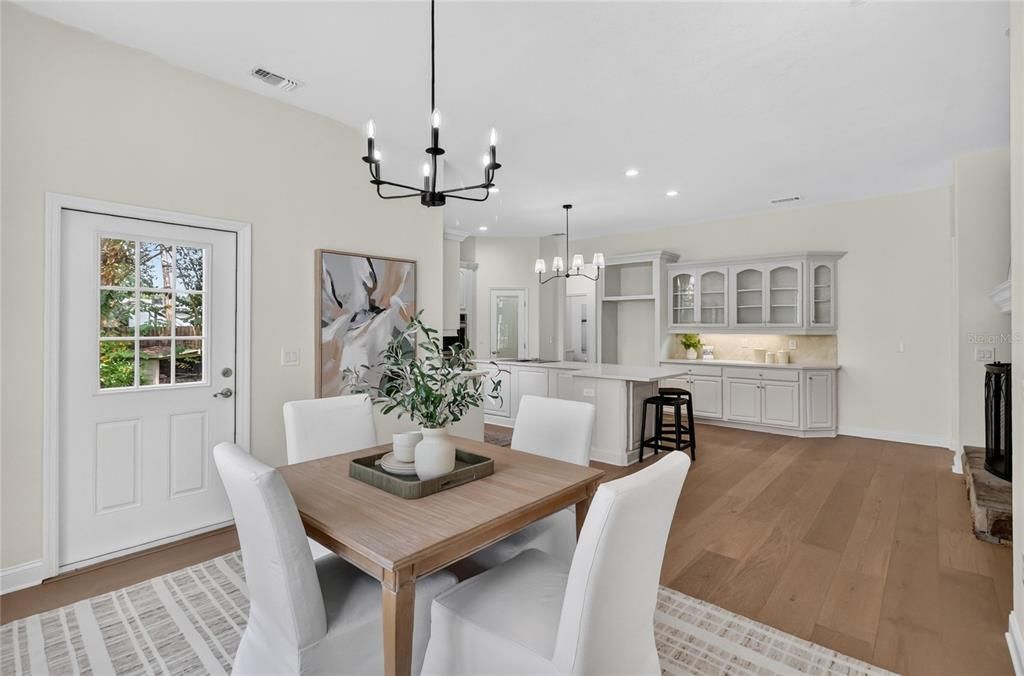 Activo con contrato: $929,000 (4 camas, 3 baños, 4274 Pies cuadrados)