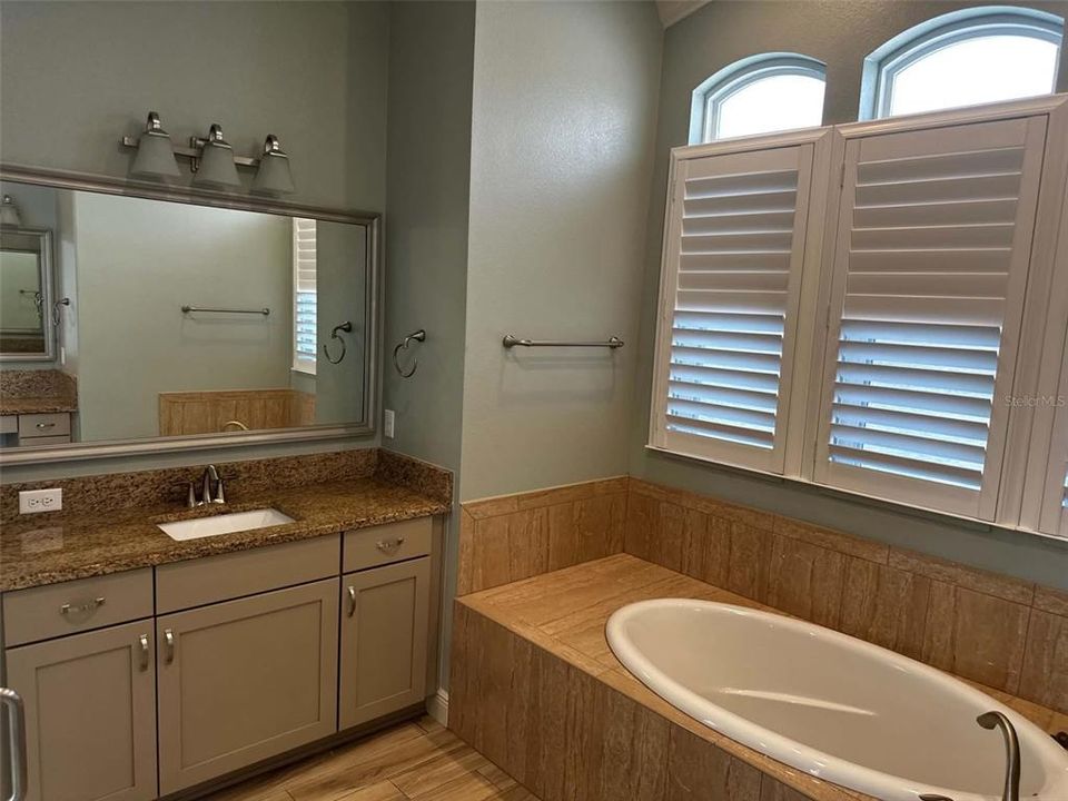En Venta: $1,099,000 (4 camas, 3 baños, 2915 Pies cuadrados)