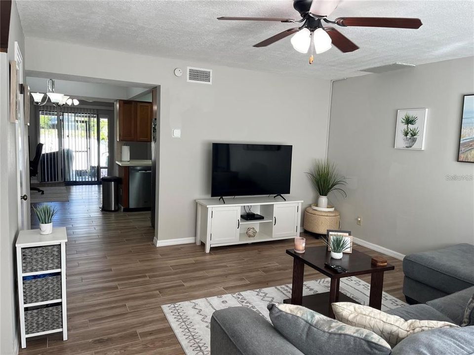 For Sale: $285,000 (2 beds, 1 baths, 1120 Square Feet)