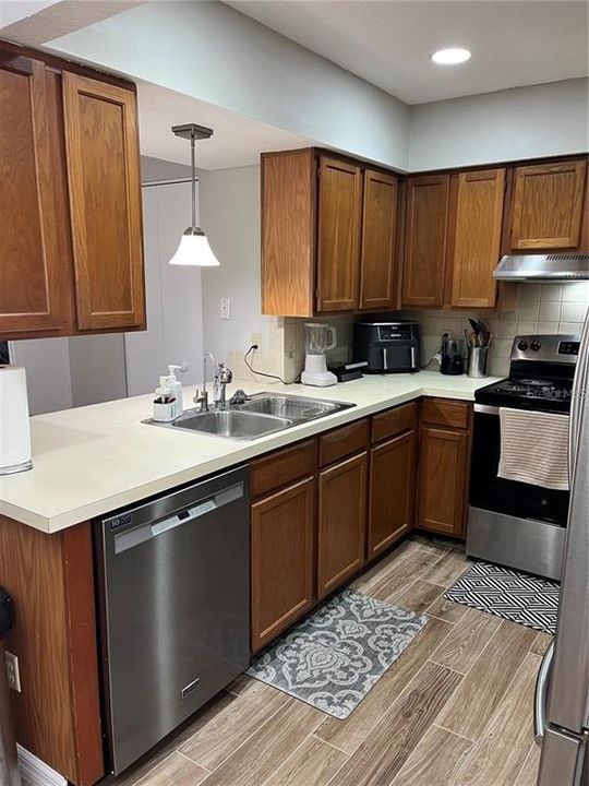 For Sale: $285,000 (2 beds, 1 baths, 1120 Square Feet)