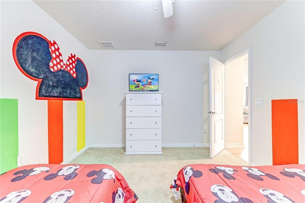 For Sale: $525,000 (6 beds, 4 baths, 3142 Square Feet)