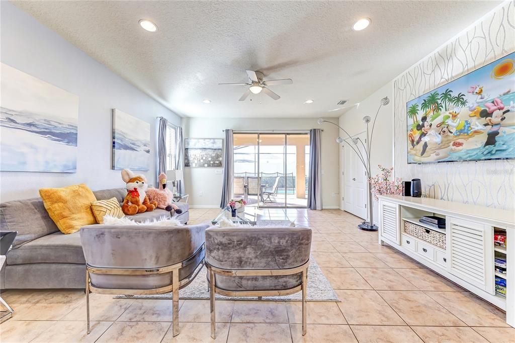 For Sale: $525,000 (6 beds, 4 baths, 3142 Square Feet)