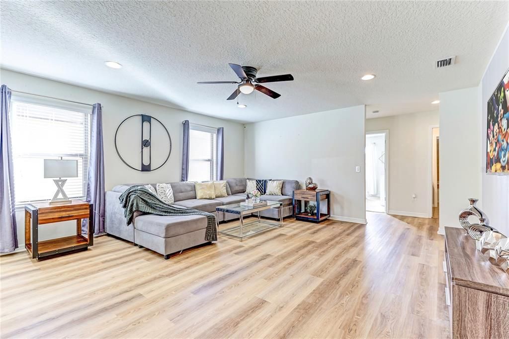 For Sale: $525,000 (6 beds, 4 baths, 3142 Square Feet)