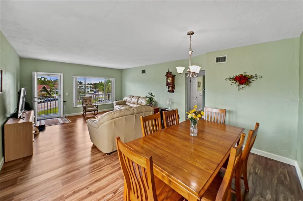 For Sale: $200,000 (2 beds, 2 baths, 1400 Square Feet)
