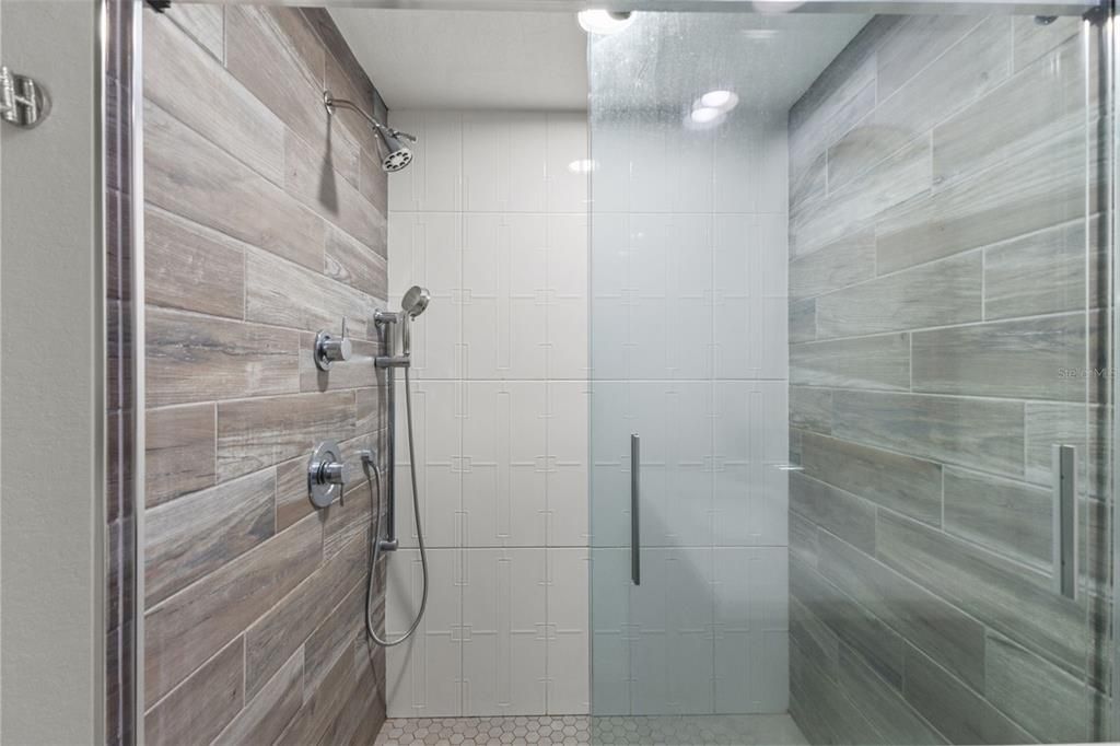 For Sale: $275,000 (1 beds, 1 baths, 789 Square Feet)