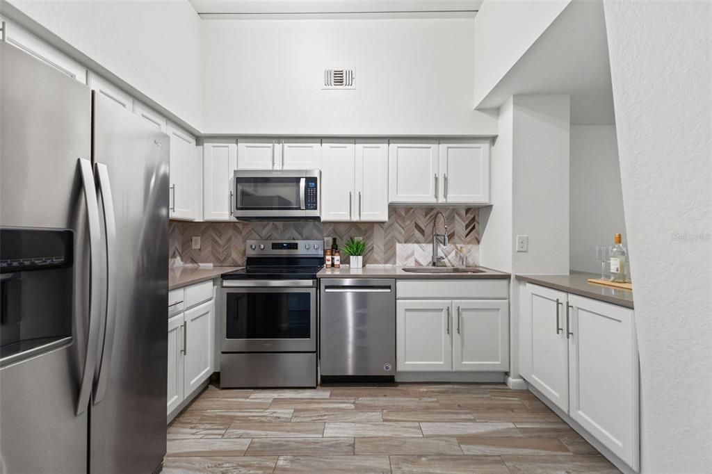 For Sale: $275,000 (1 beds, 1 baths, 789 Square Feet)