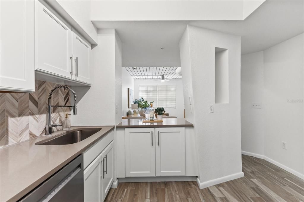 For Sale: $275,000 (1 beds, 1 baths, 789 Square Feet)