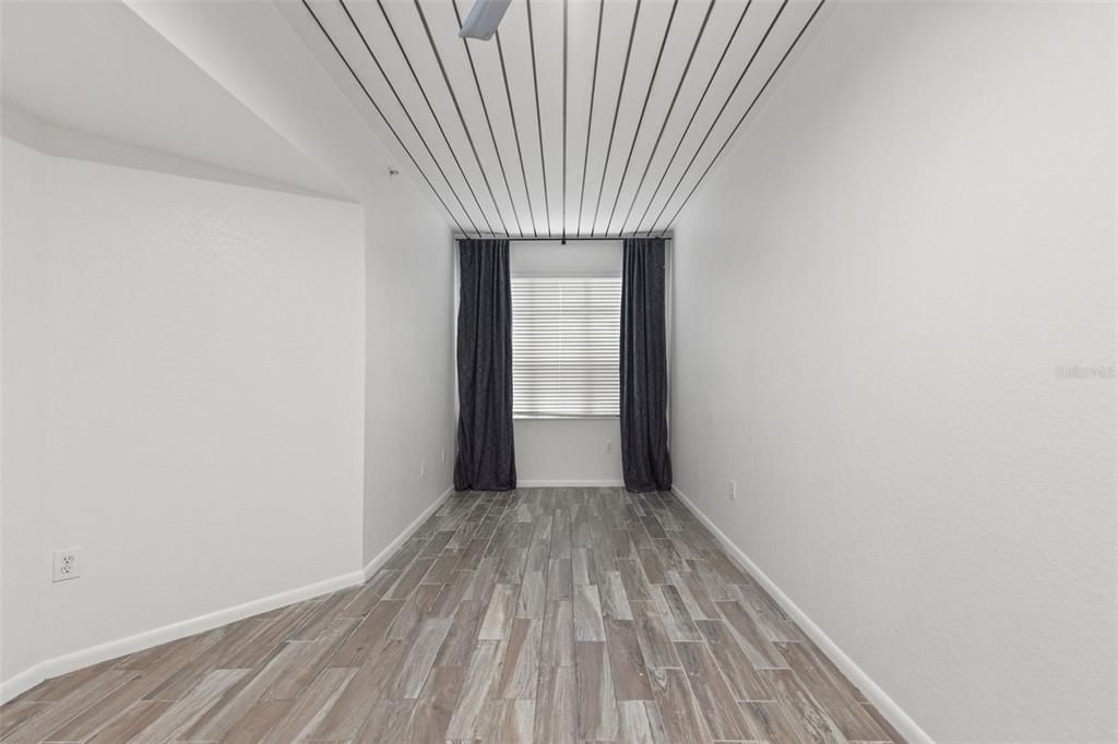 For Sale: $275,000 (1 beds, 1 baths, 789 Square Feet)