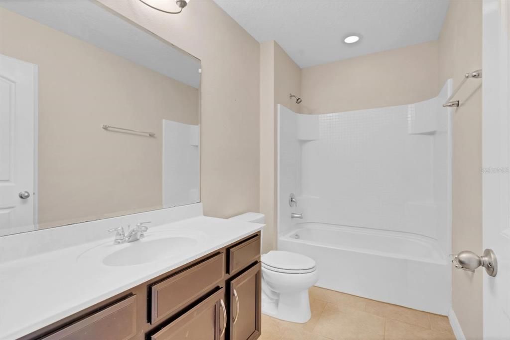 For Rent: $2,150 (3 beds, 2 baths, 1910 Square Feet)