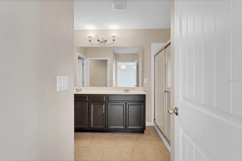 For Rent: $2,150 (3 beds, 2 baths, 1910 Square Feet)