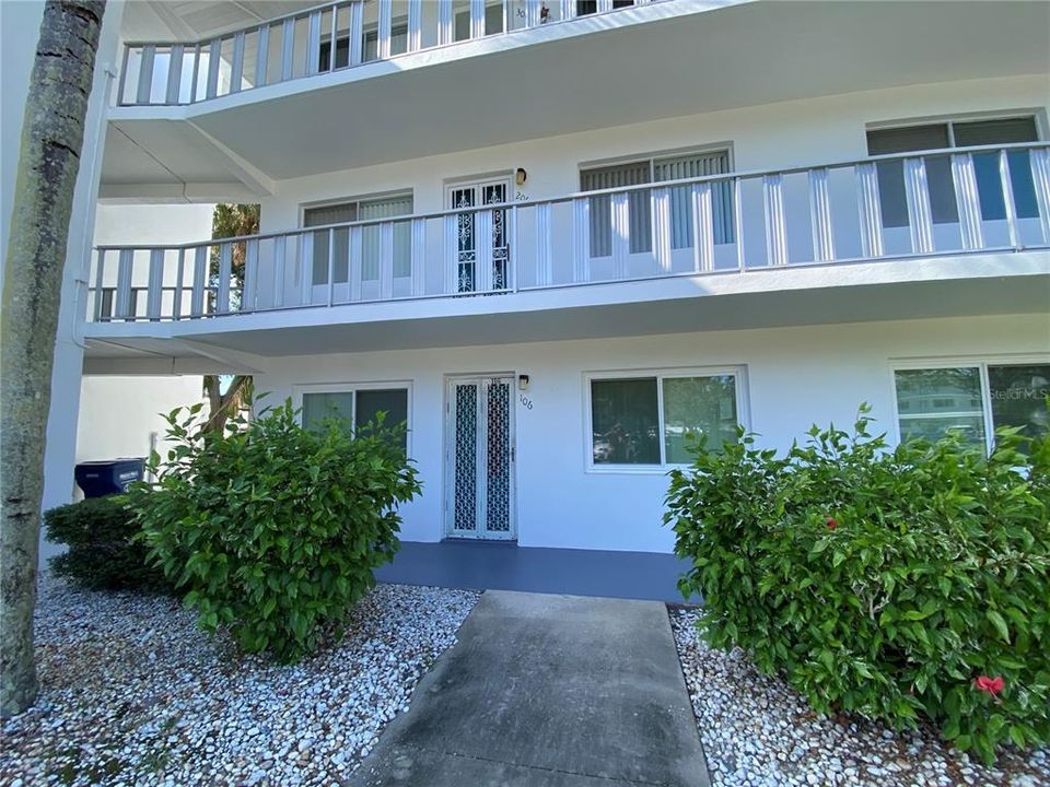 For Sale: $110,000 (2 beds, 2 baths, 912 Square Feet)