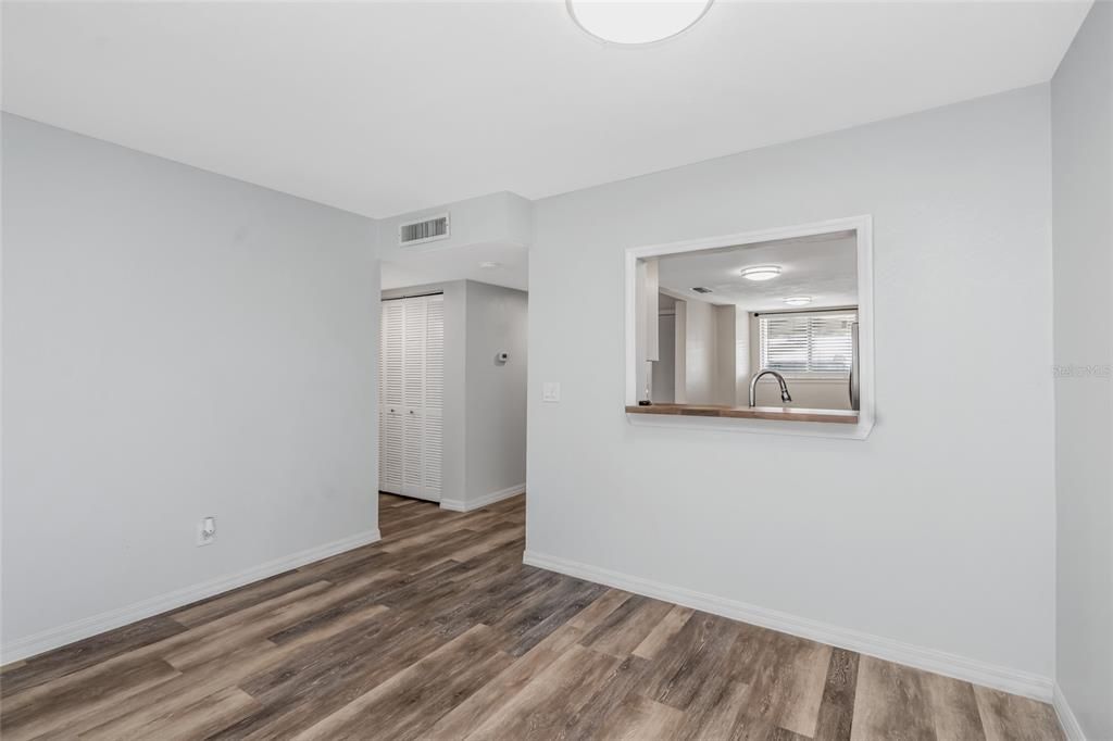 На продажу: $114,900 (2 спален, 2 ванн, 1068 Квадратных фут)