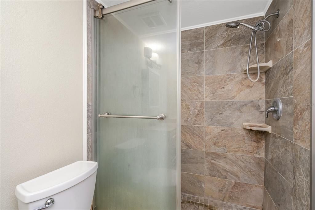 На продажу: $114,900 (2 спален, 2 ванн, 1068 Квадратных фут)