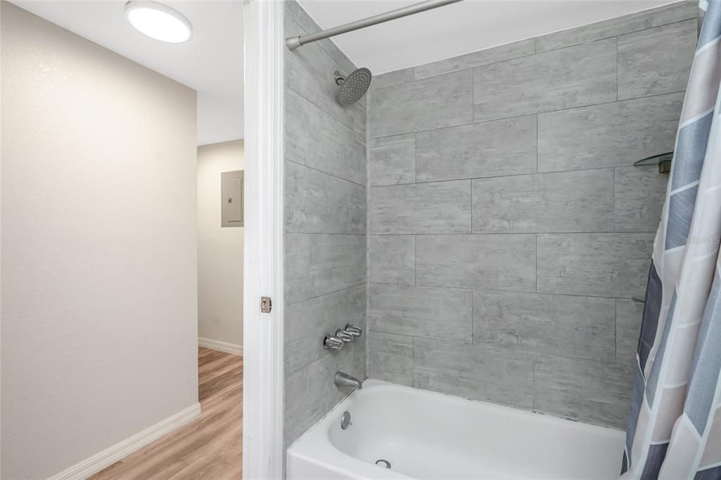 На продажу: $114,900 (2 спален, 2 ванн, 1068 Квадратных фут)