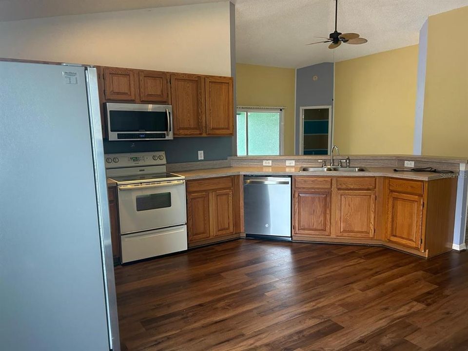 For Sale: $345,000 (4 beds, 3 baths, 1669 Square Feet)