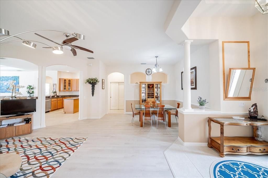 En Venta: $635,000 (4 camas, 3 baños, 2711 Pies cuadrados)