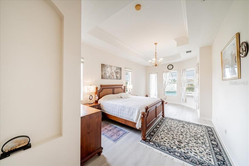 En Venta: $635,000 (4 camas, 3 baños, 2711 Pies cuadrados)