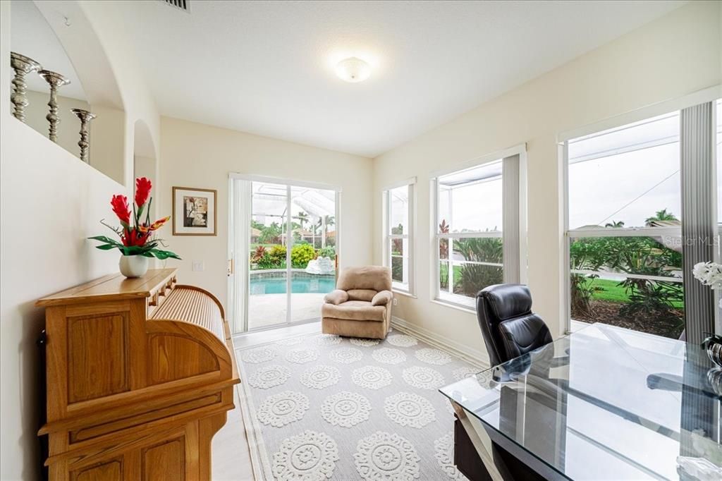 En Venta: $635,000 (4 camas, 3 baños, 2711 Pies cuadrados)