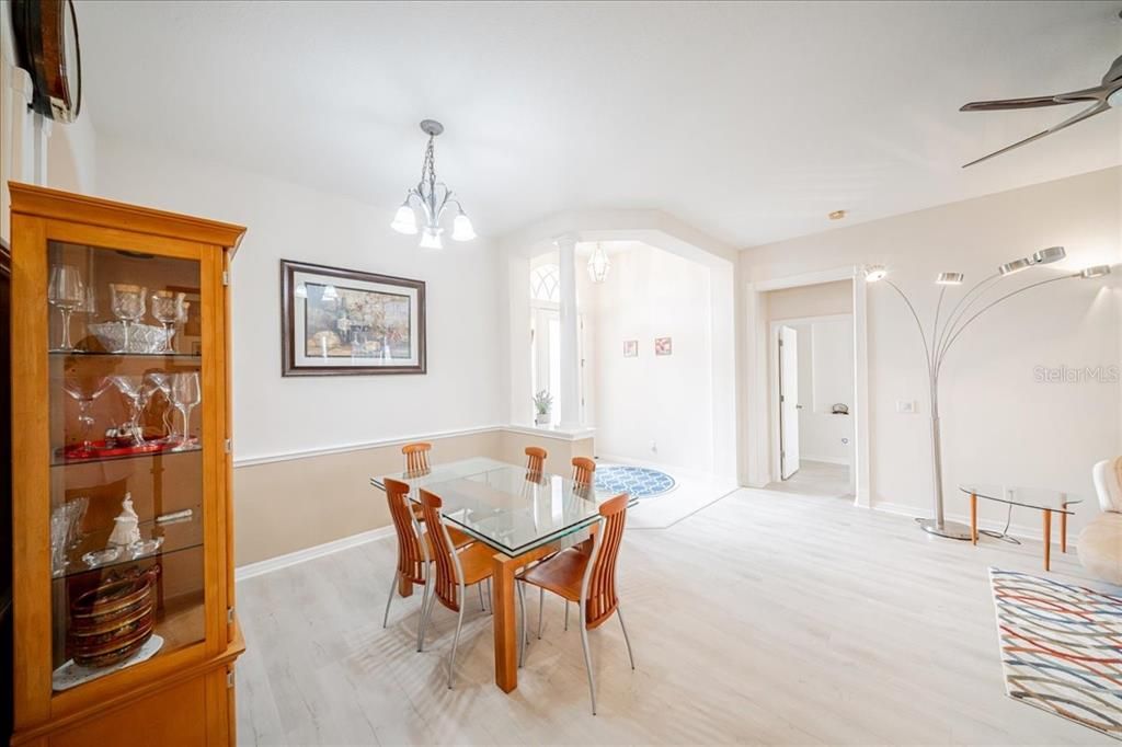 En Venta: $635,000 (4 camas, 3 baños, 2711 Pies cuadrados)